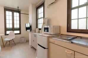 冷蔵庫、電子レンジ、コンロ、調理器具と食器