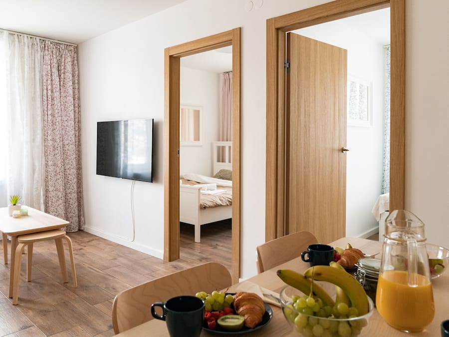 Apartamento, 2 habitaciones | Sala de estar | Una televisión de pantalla plana