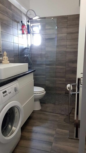 シャワー、ヘアドライヤー、タオル