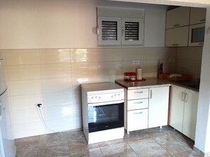 Réfrigérateur, four, plaque de cuisson, bouilloire électrique