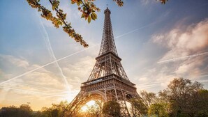 The Eiffel Tower with a clear view of its iron lattice structure and a sunset in the background. - Disneyland paris esprit (Bussy-Saint-Georges)