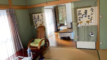 2 室のベッドルーム、デスク、アイロン / アイロン台、WiFi (無料)