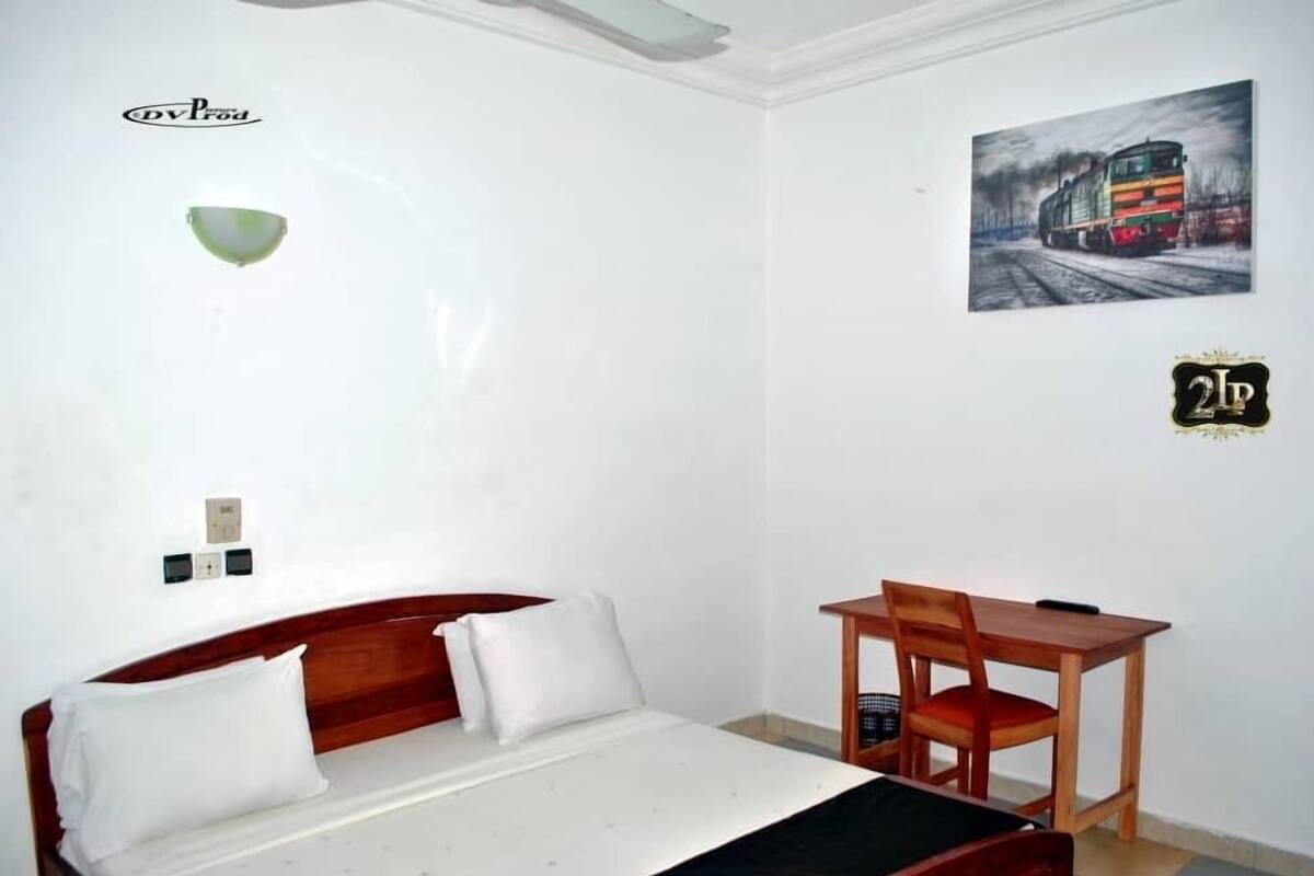 Habitación superior | Escritorio, camas extra, wifi gratis y ropa de cama