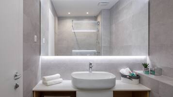 Douche, sĂšche-cheveux, serviettes fournies, savon