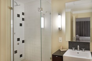 Apartment, 2 Bedrooms | Bathroom | Separate tub and shower, free toiletries, hair dryer, towels
