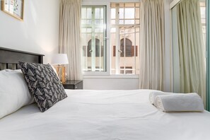 1 bedroom, free WiFi, bed sheets - 307 Market House (Cape Town)