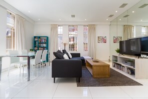 Living area - 307 Market House (Cape Town)