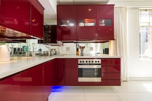 Apartment | Eigene Küche | Kühlschrank, Mikrowelle, Ofen, Wasserkocher mit Kaffee-/Teezubehör