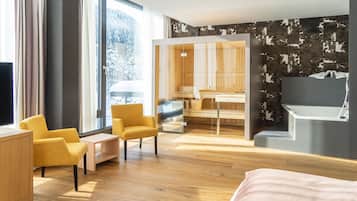 Suite estudio exclusiva (with Private Sauna) | Área de sala de estar | Televisión de pantalla plana de 49 pulgadas con canales vía satélite