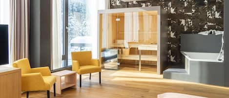 Exclusieve studio suite (with Private Sauna) | Woonruimte | Een 49-inch flatscreentelevisie met satellietzenders en een televisie