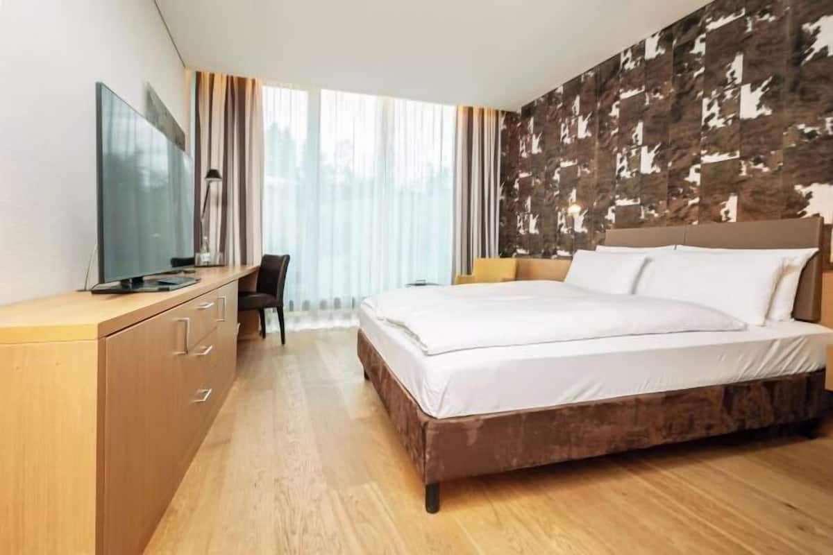 In-room safe, desk, blackout drapes, soundproofing