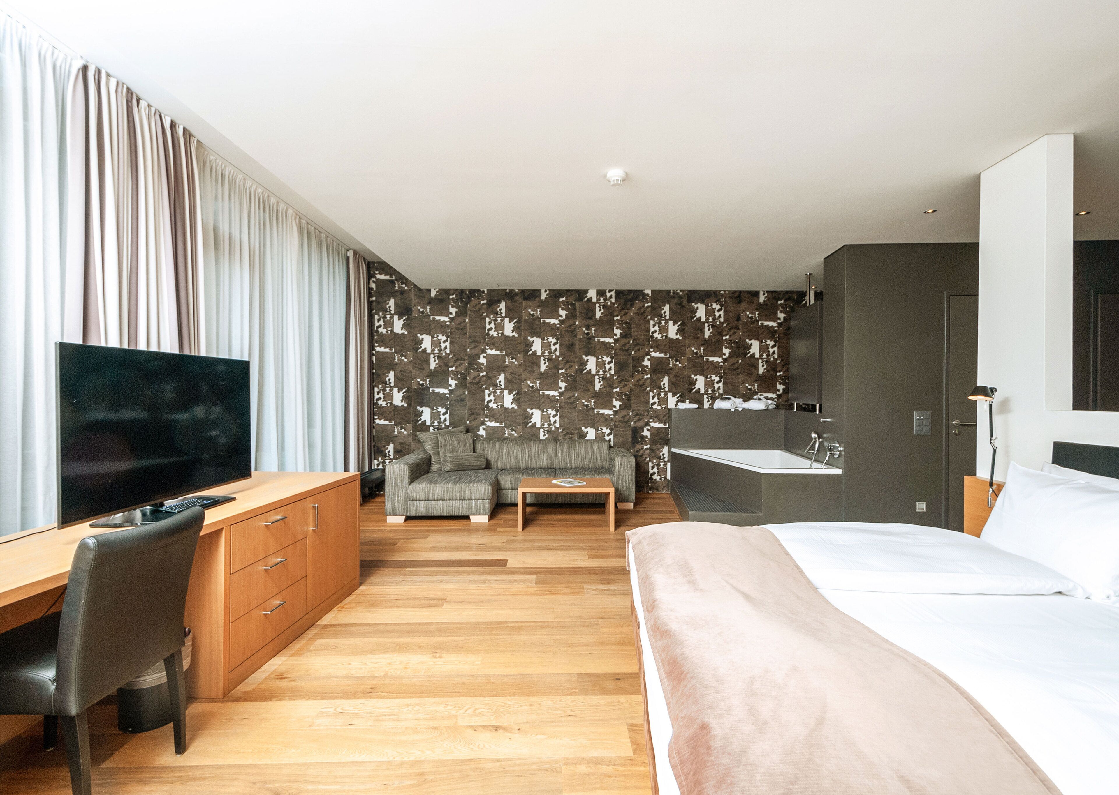 junior studio | 1 bedroom, in-room safe, desk, blackout curtains