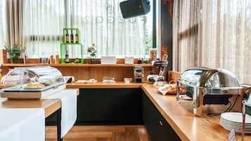 Daily buffet breakfast (CHF 25 per person)
