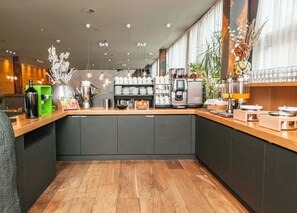 每日付費供應吃到飽自助式早餐
