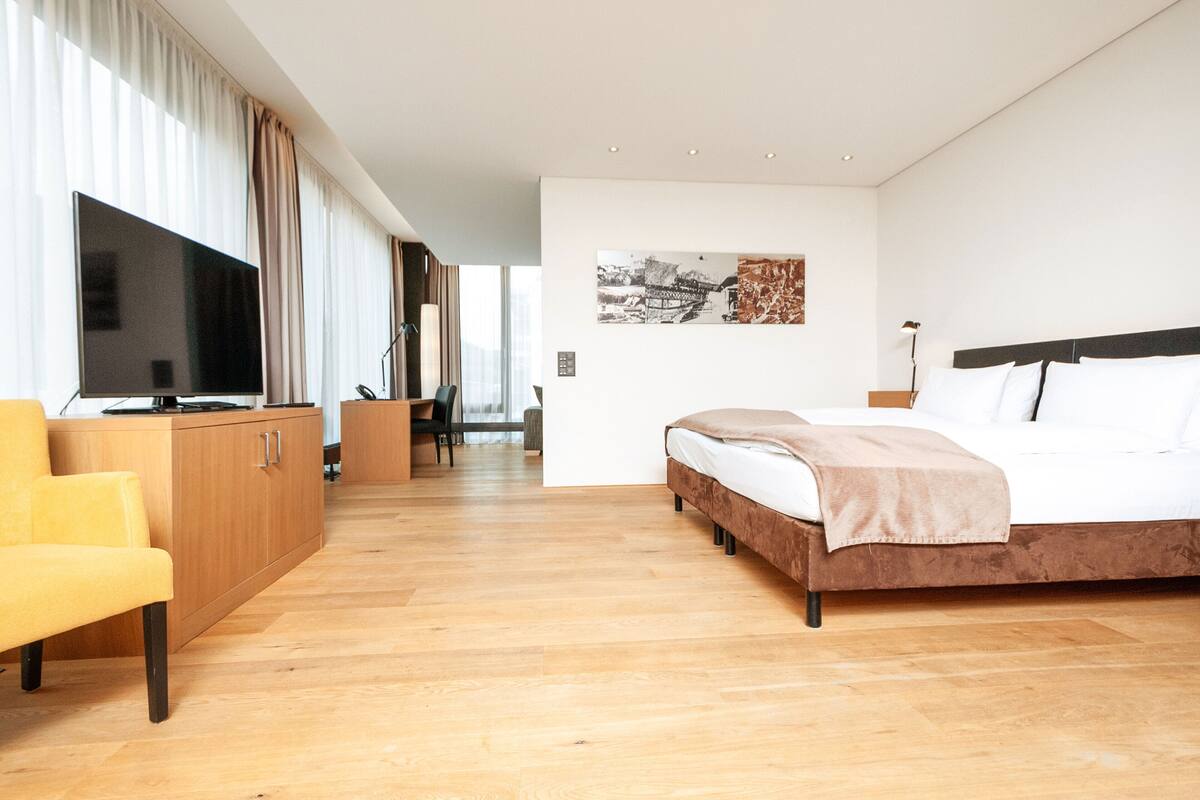Studiosuite – exclusive (with Private Sauna) | Safe på rommet, skrivebord, blendingsgardiner og lydisolert