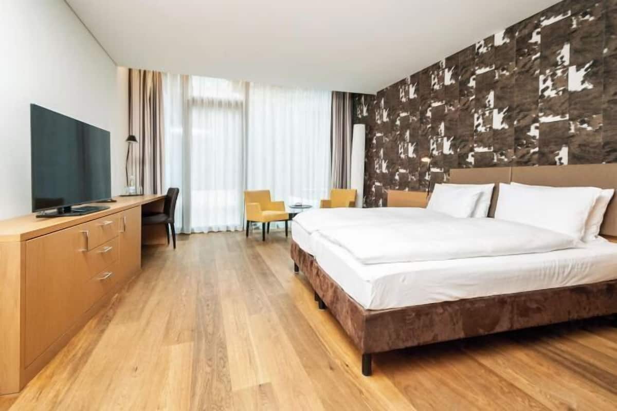 In-room safe, desk, blackout drapes, soundproofing