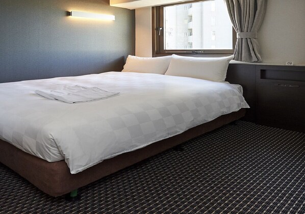 A neatly made bed with a checkered duvet, a wall-mounted light, a window with curtains, and a dark carpeted floor. - After all station Chika is the most convenient   / Osaka Ōsaka (Osaka)