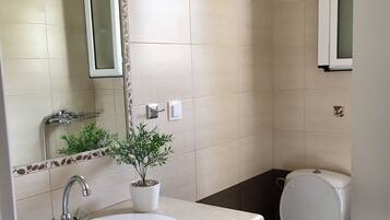 Secador de pelo, toallas