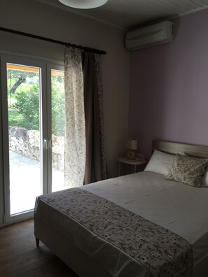 3 habitaciones, tabla de planchar con plancha, wifi y ropa de cama 