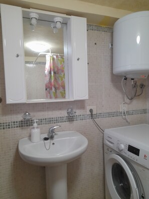 Chuveiro, secador de cabelo, bidê, toalhas de banho