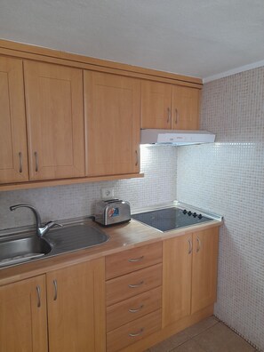 Een koelkast, een kookplaat, een koffiezetapparaat/waterkoker