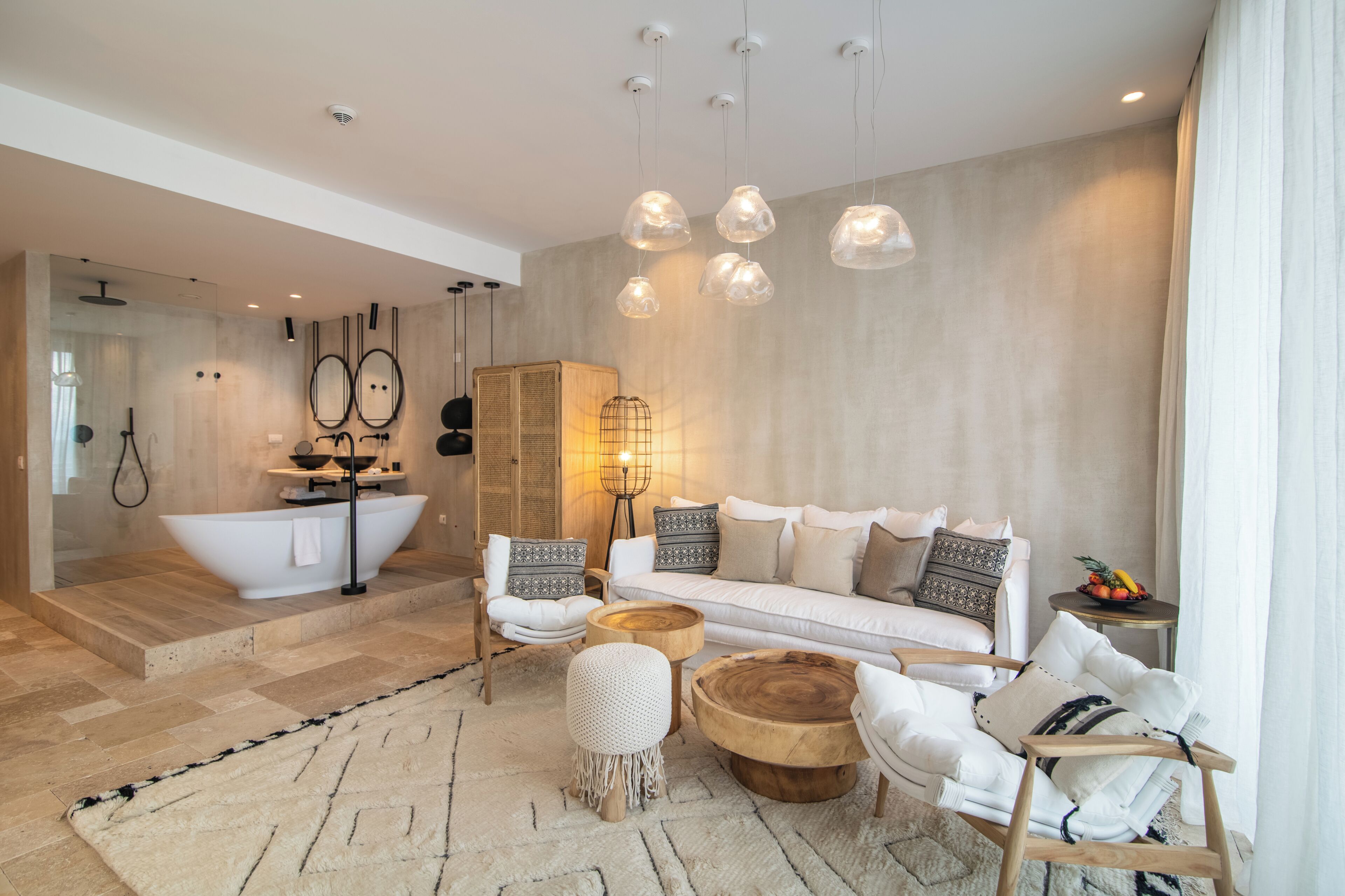 Een moderne woonkamer met een bank, stoelen, een salontafel en een bad.