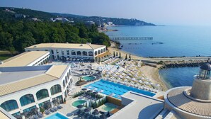 A resort with a large pool, sun loungers, and a beach area. - Villa Chinka by Astor Garden Hotel (Varna)
