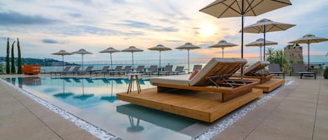 Una piscina al aire libre de temporada