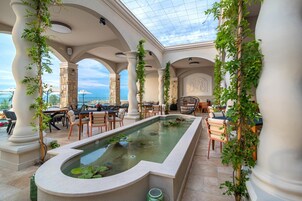Una piscina al aire libre de temporada