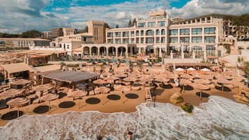 Accommodatie ligt op het strand, ligstoelen, parasols, strandlakens