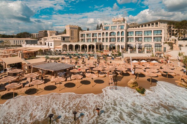 On the beach, sun-loungers, beach umbrellas, beach towels - Villa Chinka by Astor Garden Hotel (Varna)