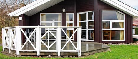 Un bâtiment d’un seul étage, doté d’un porche blanc et de grandes fenêtres.