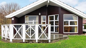 A two-story house with a white porch and a number 17 sign. - Holiday Home in Gelting (Gelting)