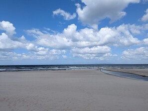 A beach with a wide sandy area and a view of the ocean. - Splendid Holiday Home in Dronningmolle near Beach (Dronningmolle)