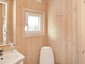 Bathroom - Lovely Holiday Home in Jutland With Sea Nearby (Henne)
