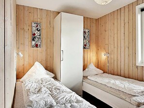 3 bedrooms, cribs/infant beds