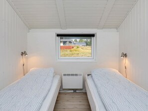 4 bedrooms, cribs/infant beds
