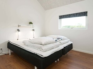 4 bedrooms, cribs/infant beds