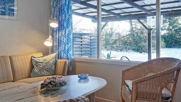 2 bedrooms, cots/infant beds