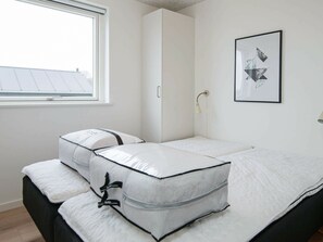 5 bedrooms, cribs/infant beds