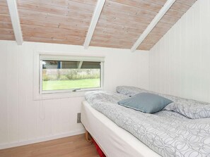 3 bedrooms, cribs/infant beds