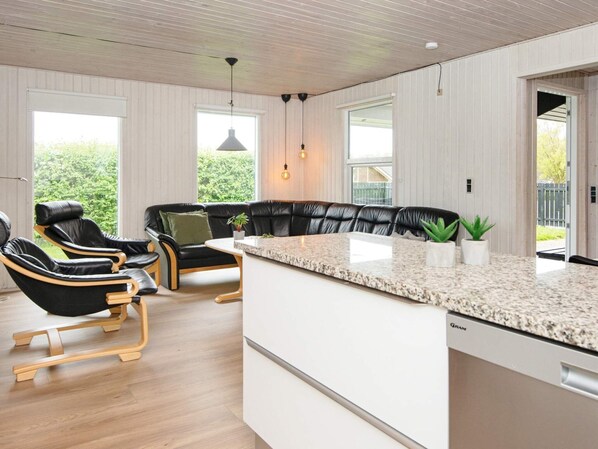 House | Private kitchen | Highchair - Luxury Retreat in Pot Strandby - By Traum Ferienwohnungen (Horsens)