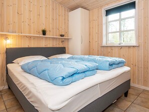 3 bedrooms, cribs/infant beds