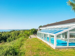 Casa | Piscina | Una piscina cubierta, una piscina al aire libre