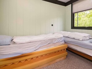 5 bedrooms, cribs/infant beds