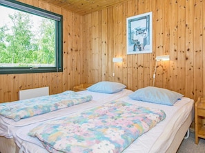 5 bedrooms, cribs/infant beds