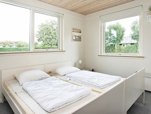 House | 2 bedrooms, cribs/infant beds