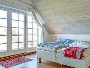 4 bedrooms, cribs/infant beds