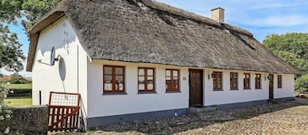 Peaceful Holiday Home in Humble on Natural Ploh
