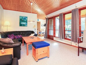 2 bedrooms, cribs/infant beds
